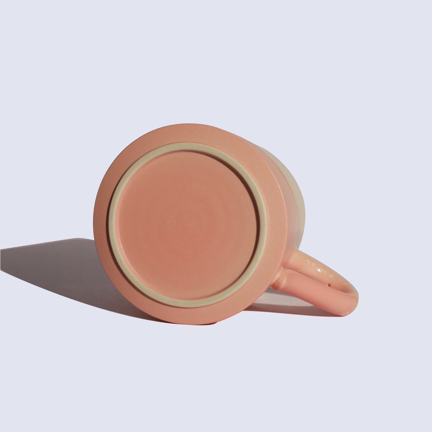 Tasse en céramique rose faite à la main